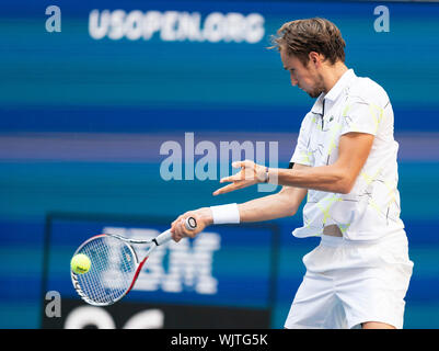 Manchester, United States. 03 Sep, 2019. Daniil Medwedew (Russland), die in Aktion im Viertelfinale der US Open Championships gegen Stan Wawrinka (Schweiz) bei Billie Jean King National Tennis Center (Foto von Lew Radin/Pacific Press) Quelle: Pacific Press Agency/Alamy leben Nachrichten Stockfoto