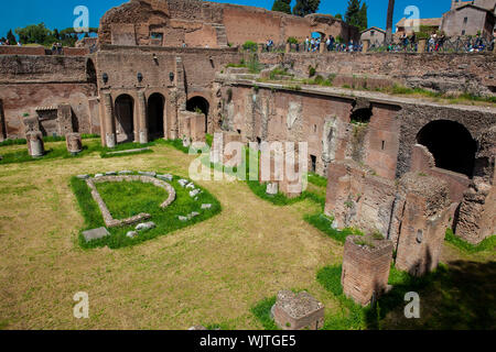 Rom, Italien, April 2018: Touristen, die in das Stadion des Domitian auf dem Palatin in Rom Stockfoto