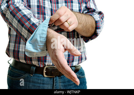 Mann in Jeans und ein kariertes Hemd krempelt seine Ärmel, isoliert auf weißem Hintergrund Stockfoto