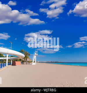 Alicante el Postiguet Strand Playa mit modernen weißen Fußgängerbrücke in Spanien Stockfoto