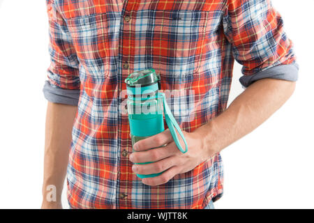 Nachfüllbare Flasche. Halten Sie die Flasche oder Sport Drink weißen Hintergrund. In den muskulösen Mann hand Flasche. Sport und Wasser balance Konzept. Sportliches Getränk in der Flasche. Eco und null Abfall Lebensstil. Stockfoto