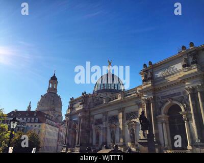 Low Angle View der Dresdener Frauenkirche gegen den blauen Himmel an einem sonnigen Tag