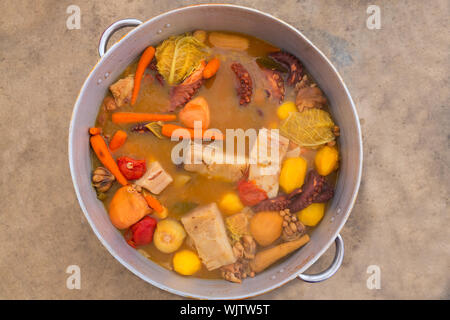 Tintenfisch-Eintopf aus mediterranen traditionellem Rezept in Alicante Spanien Stockfoto