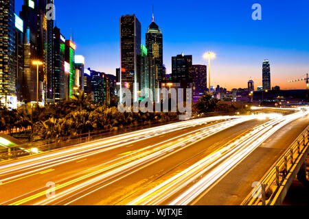 Moderner Stadtverkehr in der Nacht in Hong Kong Stockfoto