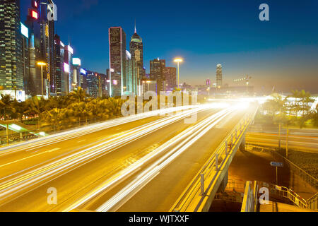 Verkehr in der Innenstadt von Hongkong bei Nacht Stockfoto