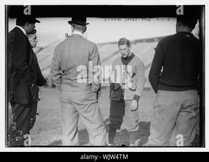 Howard Jones, Yale Varsity Football Team, auf dem Feld, mit anderen Stockfoto