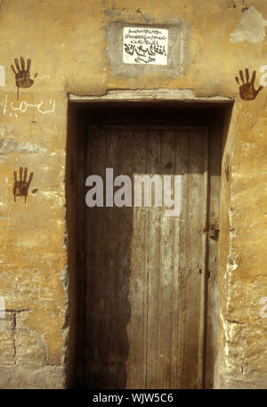 Die Hand von Fatima Symbol auf einem Haus in Ägypten Stockfoto