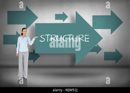 Das Wort Struktur und Geschäftsfrau, die gegen den blauen Pfeilen Stockfoto