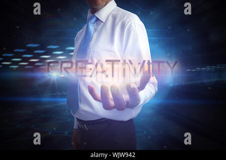 Unternehmer das Wort Kreativität gegen technologische schwarzer Hintergrund mit blauem Licht Stockfoto