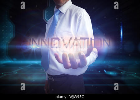 Unternehmer das Wort Innovation gegen die Tür auf technologische schwarzer Hintergrund Stockfoto