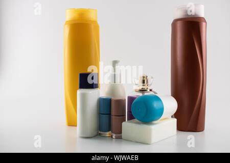 Pflege Set bestehend aus Shampoo, poarfum, Körperlotion, Seife, Nagellack, Sonnencreme. Auf weissem Hintergrund Stockfoto