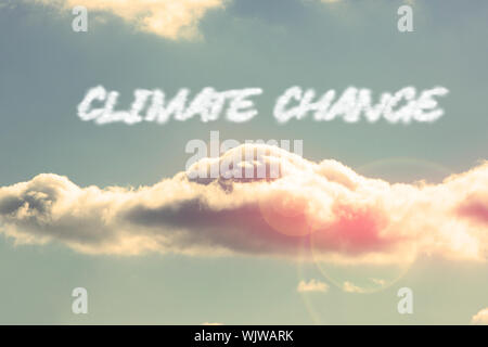 Das Wort Klimawandel gegen strahlend blauen Himmel mit Wolken Stockfoto