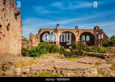 Rom, Italien, April 2018: Die Basilika von Maxentius und Constantine im Forum Romanum in Rom Stockfoto