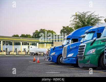 Anders machen und Modelle big Rigs halb Lkw mit Auflieger in Reihe stehen auf Truck Stop Parkplatz für Rest und mit der Bewegung acco entsprechen Stockfoto