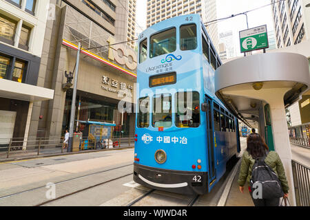 Hongkong, China - ca. Februar 2019: Typische HKT doppelstöckigen Straßenbahnen in Hongkong in der Tageszeit. Stockfoto