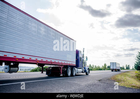 Big Rig leistungsstarke professionelle Blue Bonnet Semi Truck für Langstrecken Lieferung der kommerziellen Ladung mit Kühlschrank Auflieger auf der Su Stockfoto