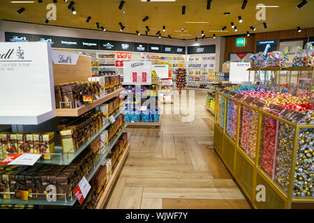 Zürich, Schweiz - ca. Oktober 2018: Innenraum geschossen von einem Shop in Zürich International Airport. Stockfoto
