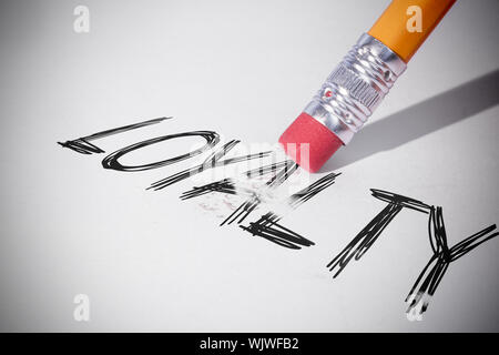 Bleistift löschen das Wort Loyalität auf Papier Stockfoto