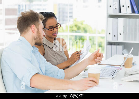 Business Partner zusammen arbeiten am Laptop auf dem Schreibtisch in der kreativen Büro Stockfoto