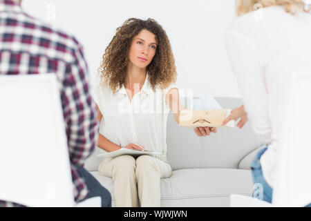 Betroffenen Therapeuten Übergabe ein Gewebe Frau an Paare Therapie zu Therapie Sitzung Stockfoto