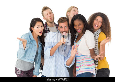 Happy Gruppe von Freunden Spaß macht Karaoke auf weißem Hintergrund Stockfoto