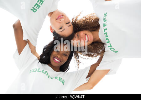 Team von Happy freiwillige verinnerlichen und nach unten an der Kamera auf weißem Hintergrund Stockfoto