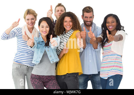 Happy Gruppe junger Freunde geben Daumen bis zu Kamera auf weißem Hintergrund Stockfoto