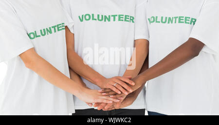 Team von Freiwilligen Hände zusammen setzen auf weißem Hintergrund Stockfoto