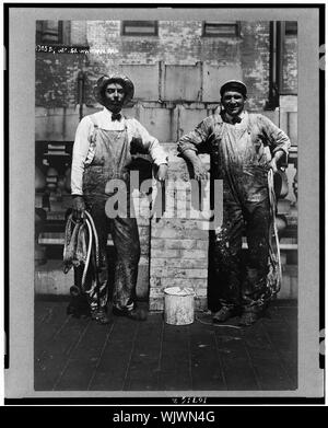 Hughes und Hammond, steeplejacks, stellte in voller Länge, stehend, Seile Holding Stockfoto