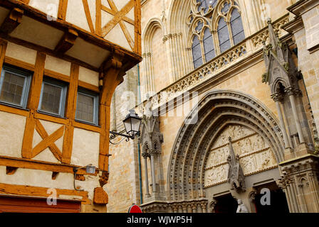Mittelalterliches Haus und eine Kathedrale in Vannes, Frankreich Stockfoto