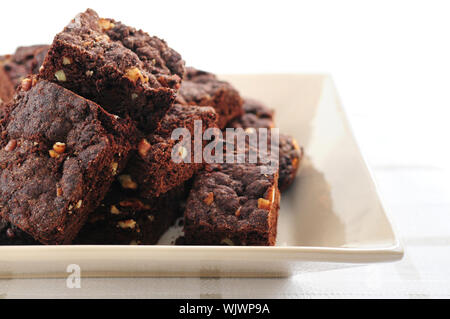 Hausgemachte Schokoladen-Brownies auf dem Silbertablett serviert Stockfoto