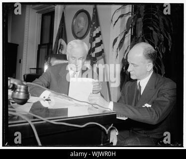 Rumpf erhält Bericht von Staatssekretär bei der Rückkehr nach Washington. Washington, D.C., 31.01.10. Außenminister Cordell Hull zurück zu seinem Schreibtisch im State Department und rief heute in Unterstaatssekretär Sumner Welles, um herauszufinden, was während seiner Reise nach Lima geschehen war, 1/10/39 Stockfoto