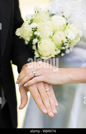 Nahaufnahme von Braut und Bräutigam, Hochzeit Ringe Hände berühren. Stockfoto