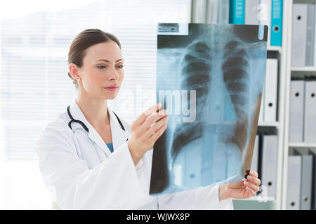 Schönen weiblichen Arzt Untersuchung Röntgen Bericht in der Klinik Stockfoto