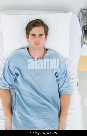 Ansicht von oben der stattlichen Patient im Krankenhaus Bett liegen Stockfoto