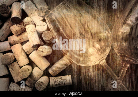 Detail der Gläser Wein und Korken im gefilterten alten Vintage-Stil Stockfoto
