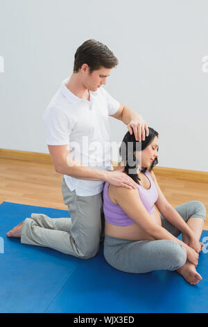 Masseur massieren schwangere womans Kopf und Hals in einem Fitness Studio. Stockfoto