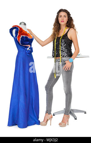 Porträt einer schönen jungen Frau und Mannequin auf weißem Hintergrund Stockfoto