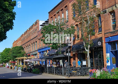 CHARLOTTETOWN, KANADA - AUGUST 2019: Diese alte Stadt auf Prince Edward Island verfügt über viele Gebäude aus dem 19. Jahrhundert in der Innenstadt, wie Vi erhalten Stockfoto