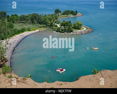 TORONTO - Juli 2018: Die flachen Lagunen an den Rändern der Ontario See in der Nähe der Scarborough Bluffs sind beliebte Orte für Schwimmen und Bootfahren. Stockfoto