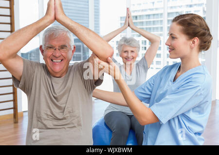 Therapeuten Unterstützung älterer Paare mit Übungen in der Arztpraxis Stockfoto