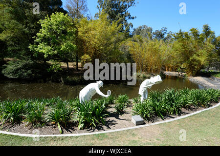 Statuen um einen Teich am Mt. Coot-tha-botanischen Gärten, Brisbane, Queensland, Queensland, Australien Stockfoto