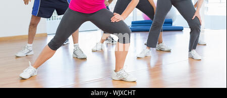 Geringe Teil der Leute, die Power Fitness Übung bei Yoga Klasse im Fitness Studio. Stockfoto