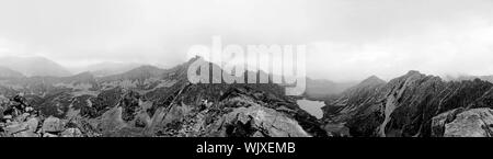 Panorama der polnischen Tatra an einem bewölkten Tag Stockfoto