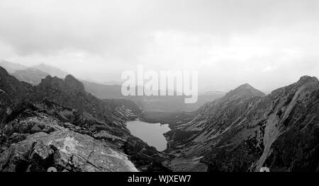 Panorama der polnischen Tatra an einem bewölkten Tag Stockfoto