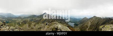 Panorama der polnischen Tatra an einem bewölkten Tag Stockfoto