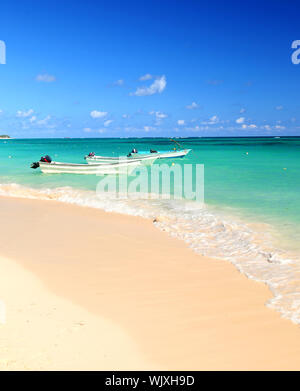 Angelboote/Fischerboote im karibischen Meer verankert in der Nähe Sandstrand Stockfoto