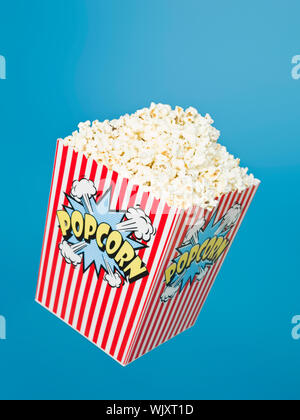 Warenkorb Popcorn auf blauem Hintergrund Stockfoto