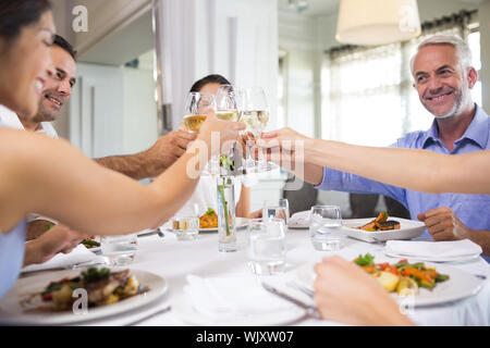 Porträt von Geschäftskollegen Toasten Weingläser Stockfoto