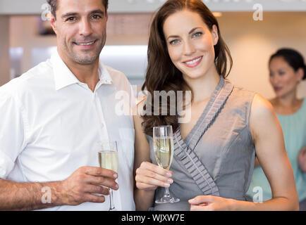 Portrait von fröhlichen Paar mit champagnergläser an der Bar Stockfoto